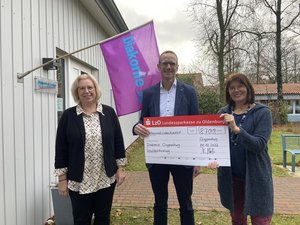 Volker Raker, LzO Regionaldirektor Privatkunden in Cloppenburg, überreichte den Scheck an Martina Fisser (links) und Marlies Kleefeld von der Diakonie im Oldenburger Münsterland. Foto: Kerstin Kempermann