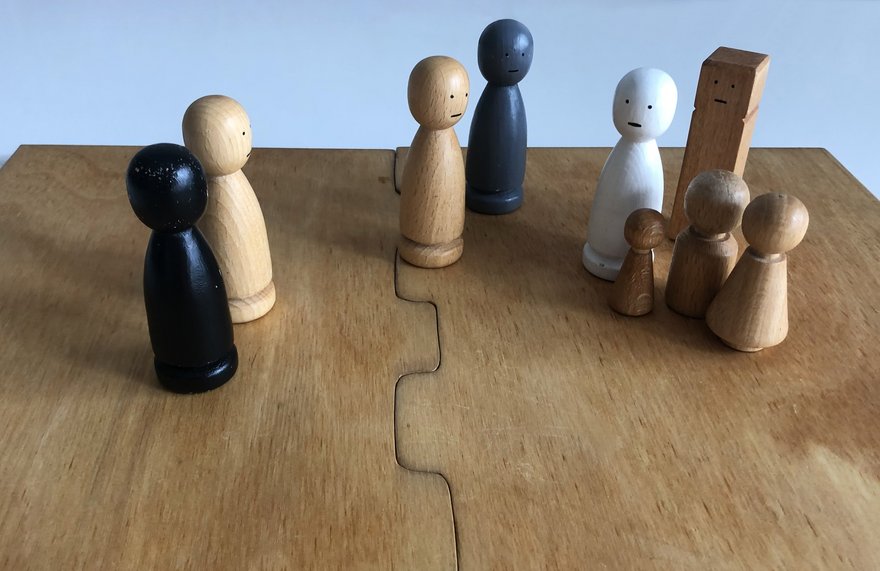 Spielfiguren aus Holz auf einem Spielbrett