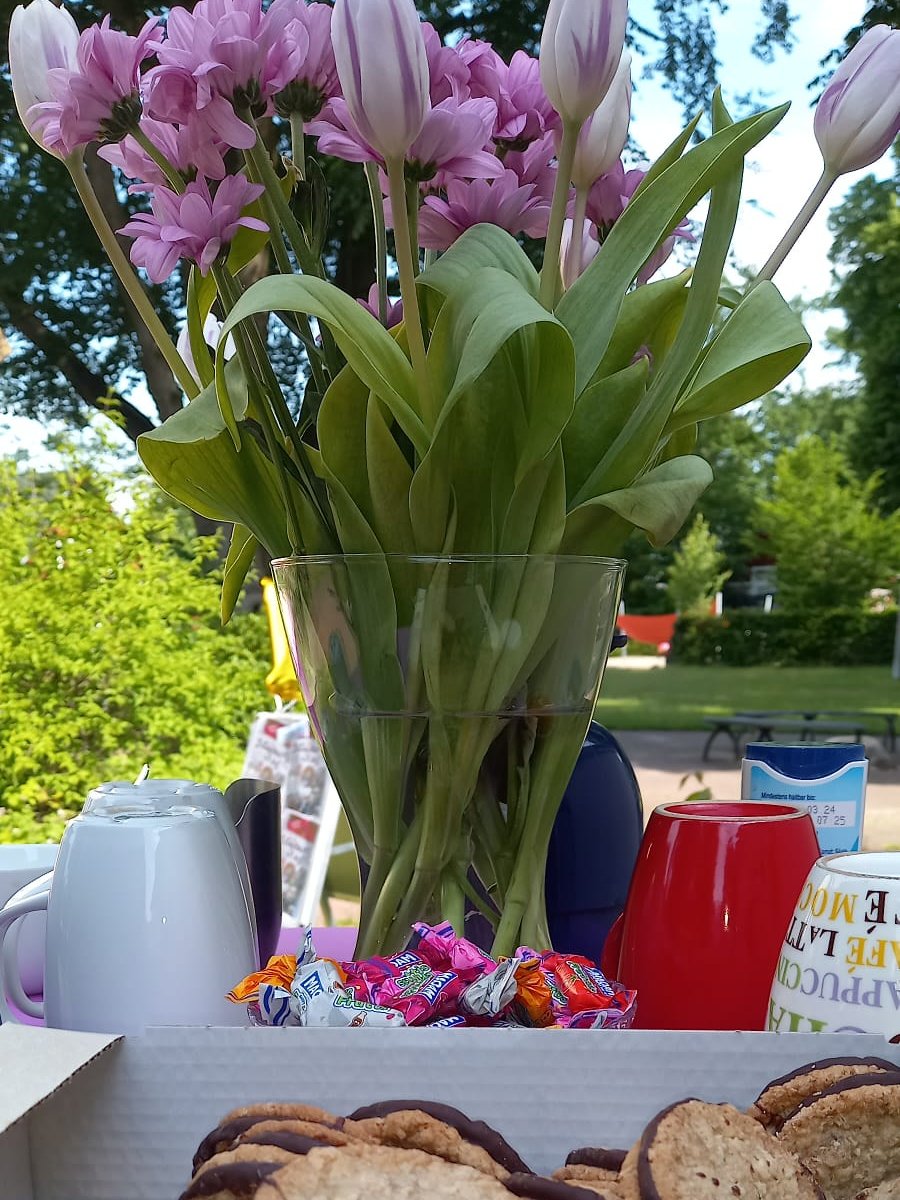 Feier zum 1. Geburtstag des Diakonie-Ladens ind Cloppenburg. Kunden, Ehrenamtlichen und Mitarbeitenden feierten gemeinsam.  Foto: Diakonie Oldenburger Münsterland