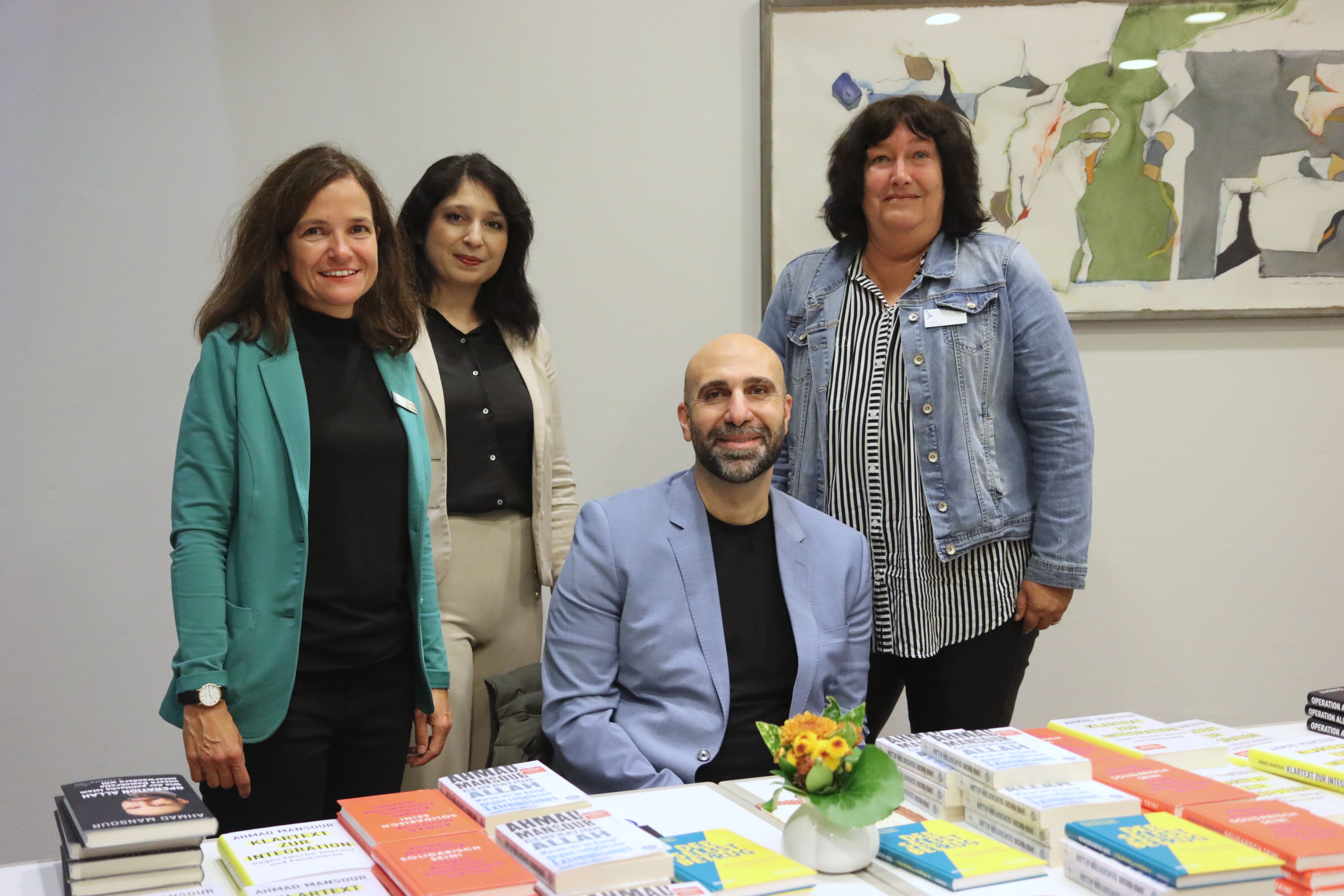 Gelungener Austausch im Kreishaus: Stabstellenleiterin Dr. Stefanie Föbker, Amira Hasso, Vertreterin des Landescaritasverbands Oldenburg, Integrationsexperte Ahmad Mansour und Integrationsbe-auftragte Petra Thesing. Foto: Anna Kampmann