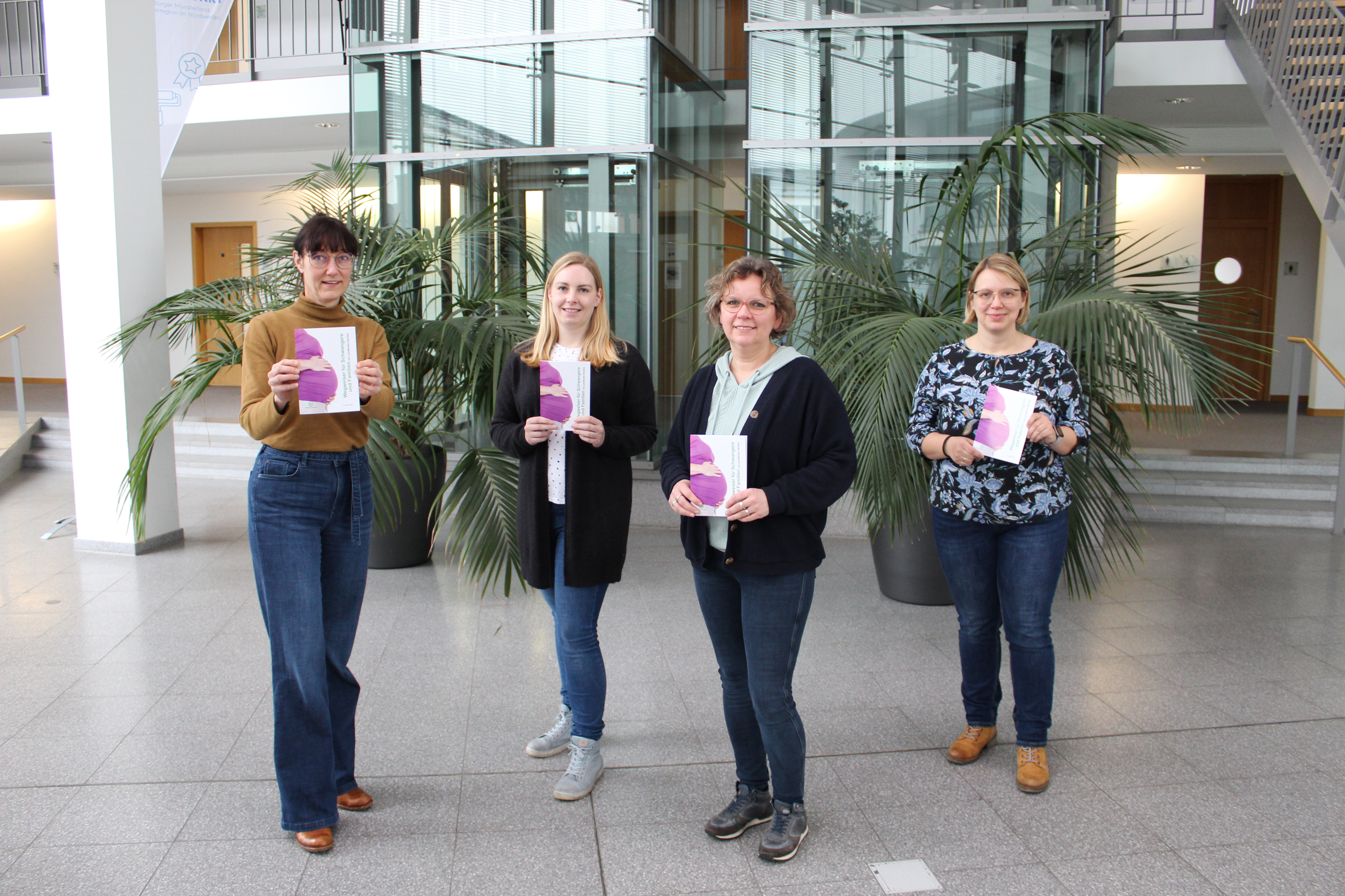 Astrid Brokamp, Gleichstellungsbeauftragte des Landkreises Vechta, Kathrin Prüllage und Bernadett Hermes (beide Donum Vitae) und Andrea Hinrichsmeyer (Diakonisches Werk) stellen den Wegweiser in leichter Sprache vor. Auf dem Foto fehlt: Sandra Hackmann (SkF). Foto: Landkreis Vechta