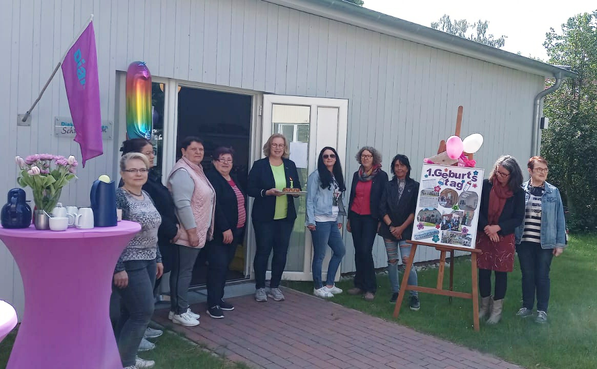 Feier zum 1. Geburtstag des Diakonie-Ladens ind Cloppenburg. Kunden, Ehrenamtlichen und Mitarbeitenden feierten gemeinsam.  Foto: Diakonie Oldenburger Münsterland